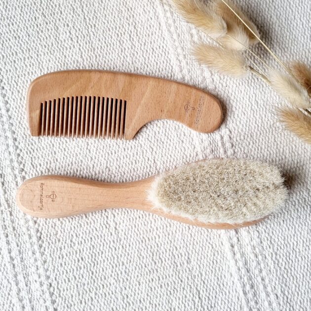 Houten baby borstel en kam set rammelaartje